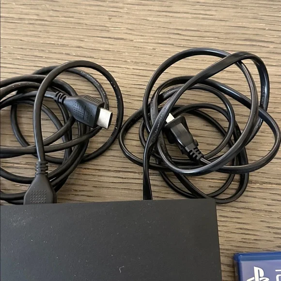 Sony PlayStation 4  (PS4) gaming console bundle - Picture 3 of 8